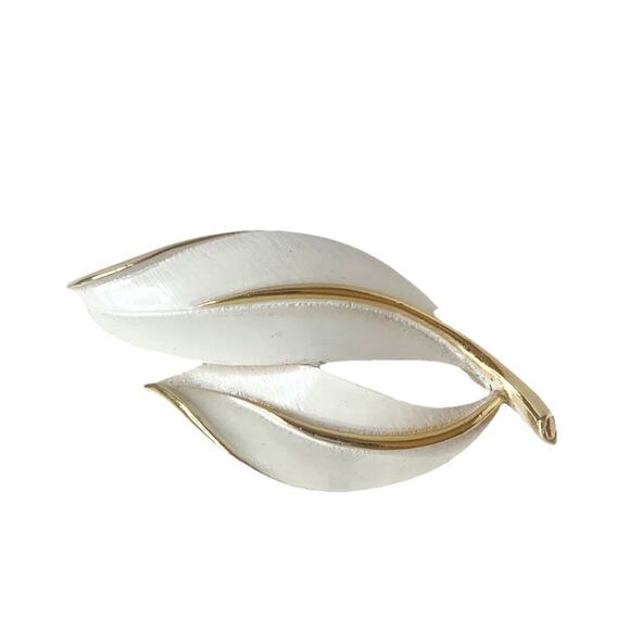 Vintage SARAH COVENTRY White Leaf Brooch Pin Gold Tone Jewelry Elegant COV MCM - Picture 1 of 5
